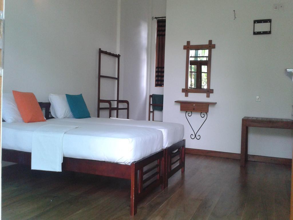 Serene Park Hotel & Restaurant Tissamaharama Room photo