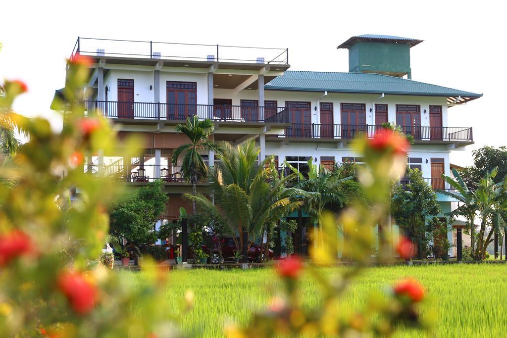 Serene Park Hotel & Restaurant Tissamaharama Exterior photo