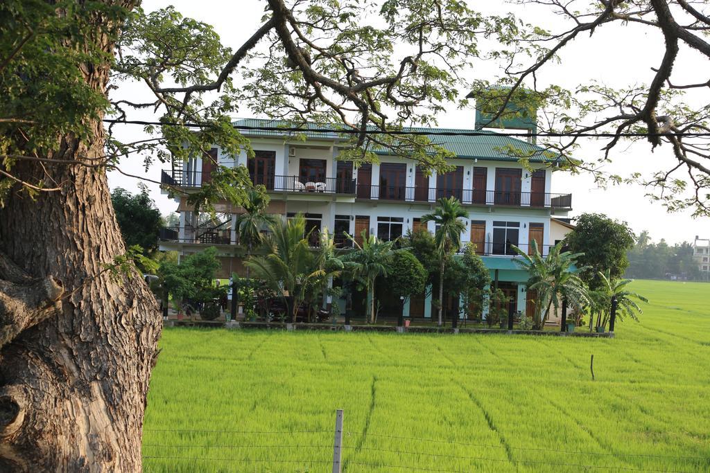 Serene Park Hotel & Restaurant Tissamaharama Exterior photo