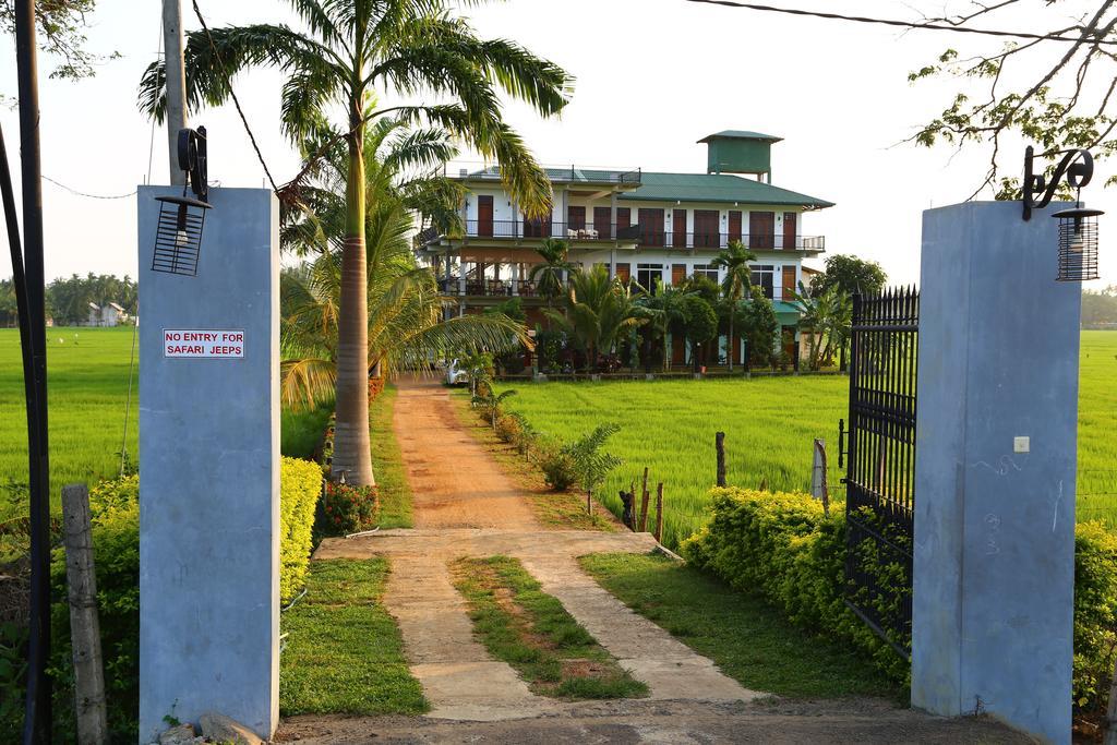 Serene Park Hotel & Restaurant Tissamaharama Exterior photo